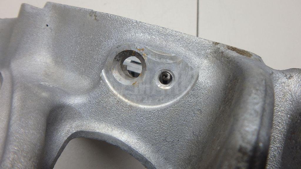 Кулак поворотный передний левый