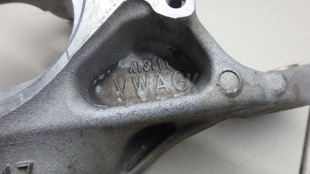 Кулак поворотный передний левый