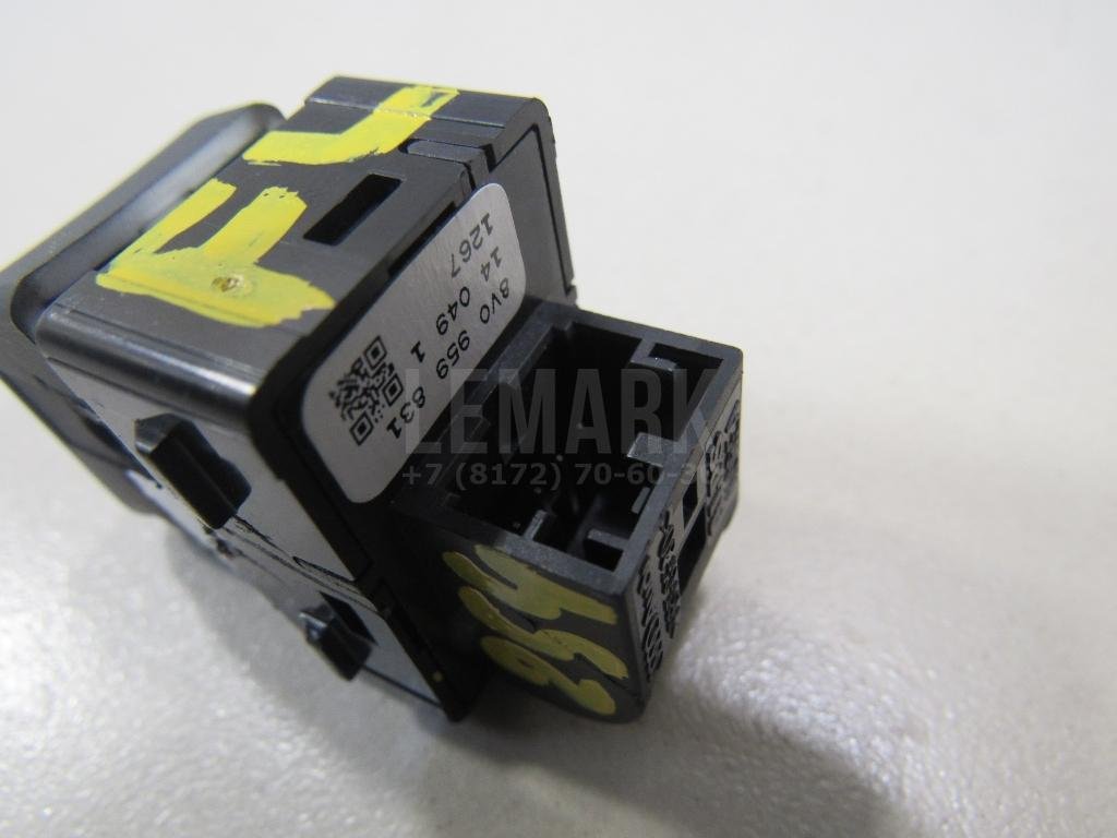 Кнопка открывания багажника