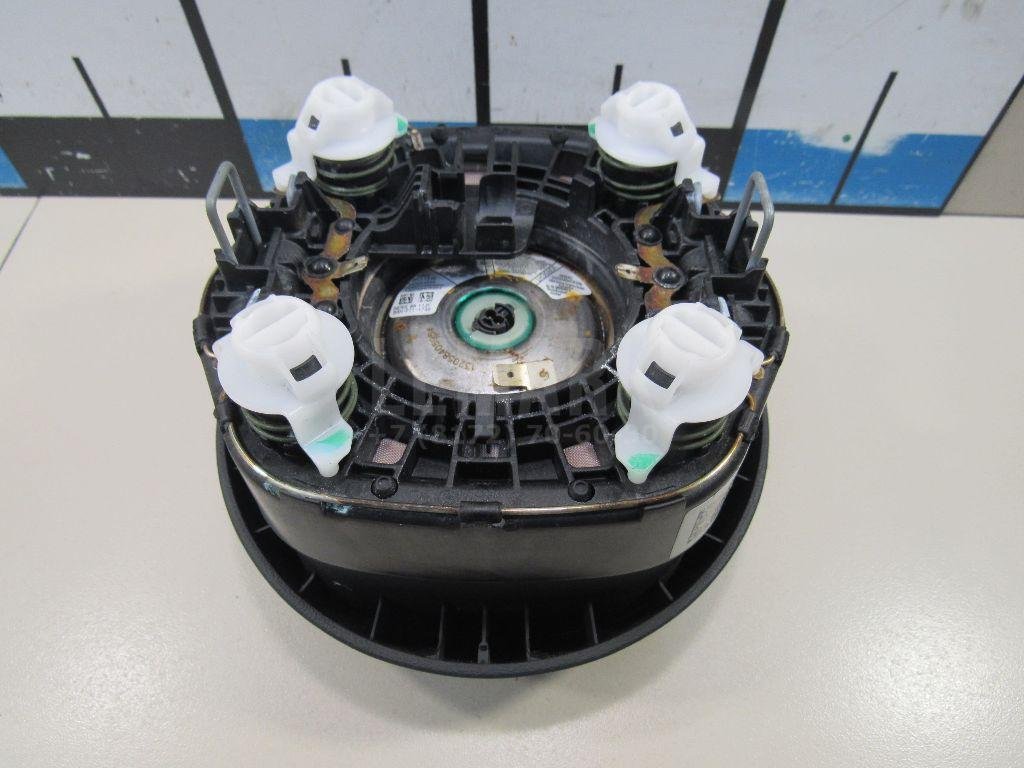 Подушка безопасности в рулевое колесо