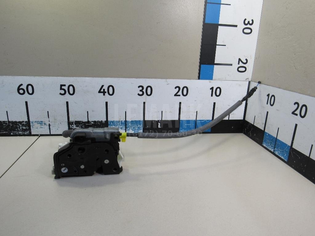 Замок двери передней правой