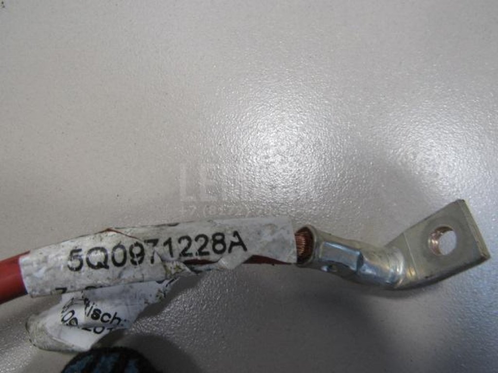 Клемма аккумулятора плюс