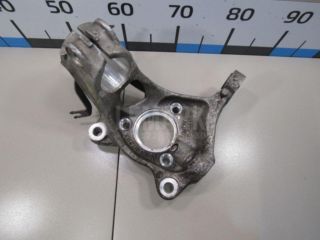 Кулак поворотный передний правый