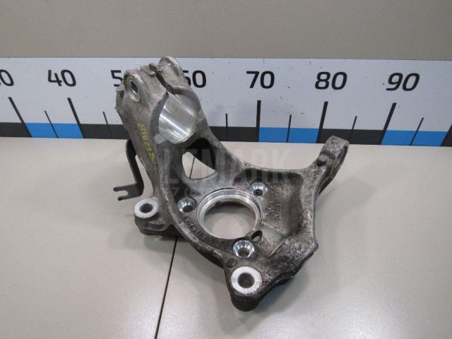 Кулак поворотный передний правый