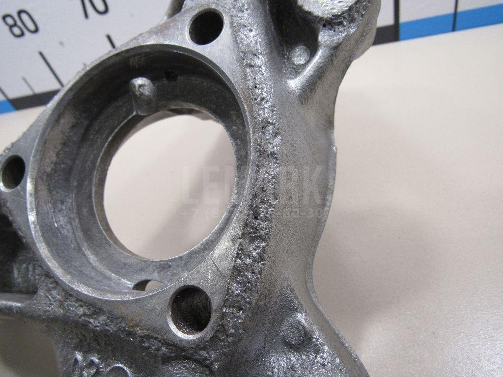 Кулак поворотный передний правый