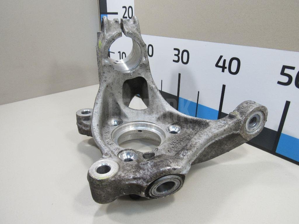 Кулак поворотный передний правый