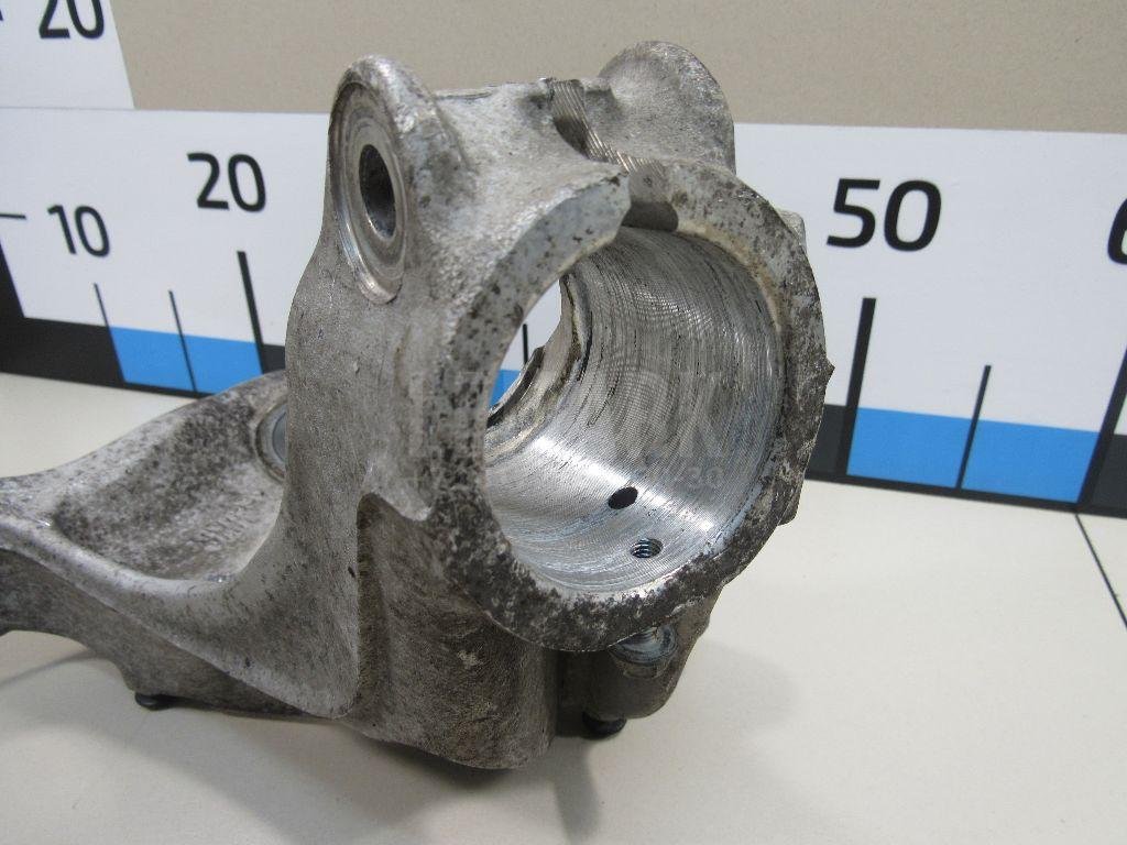 Кулак поворотный передний правый