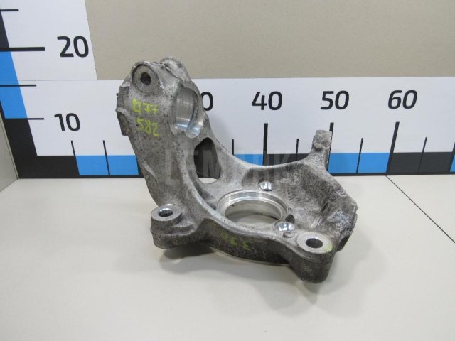 Кулак поворотный передний правый