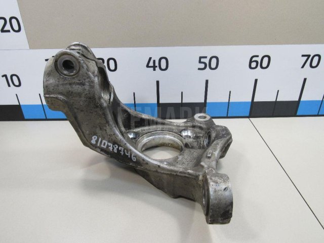 Кулак поворотный передний левый