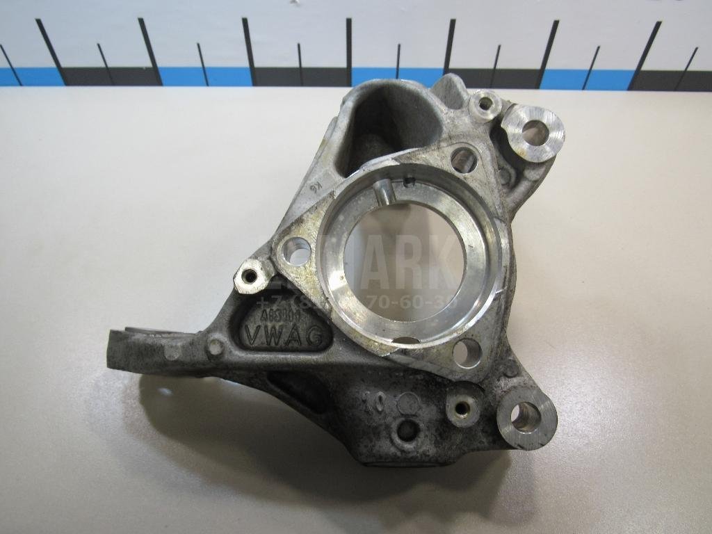 Кулак поворотный передний правый