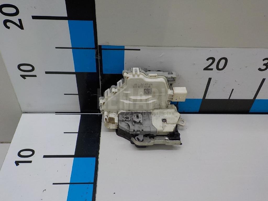 Замок двери передней правой