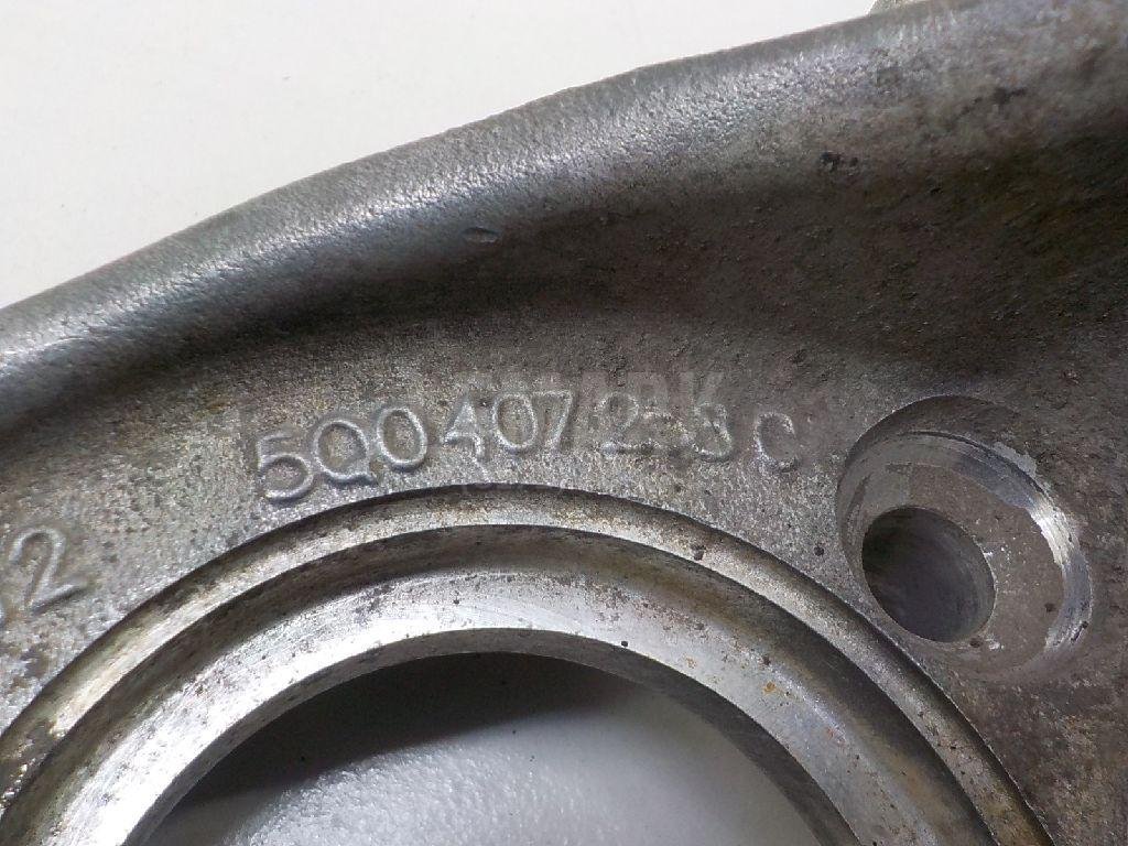 Кулак поворотный передний правый