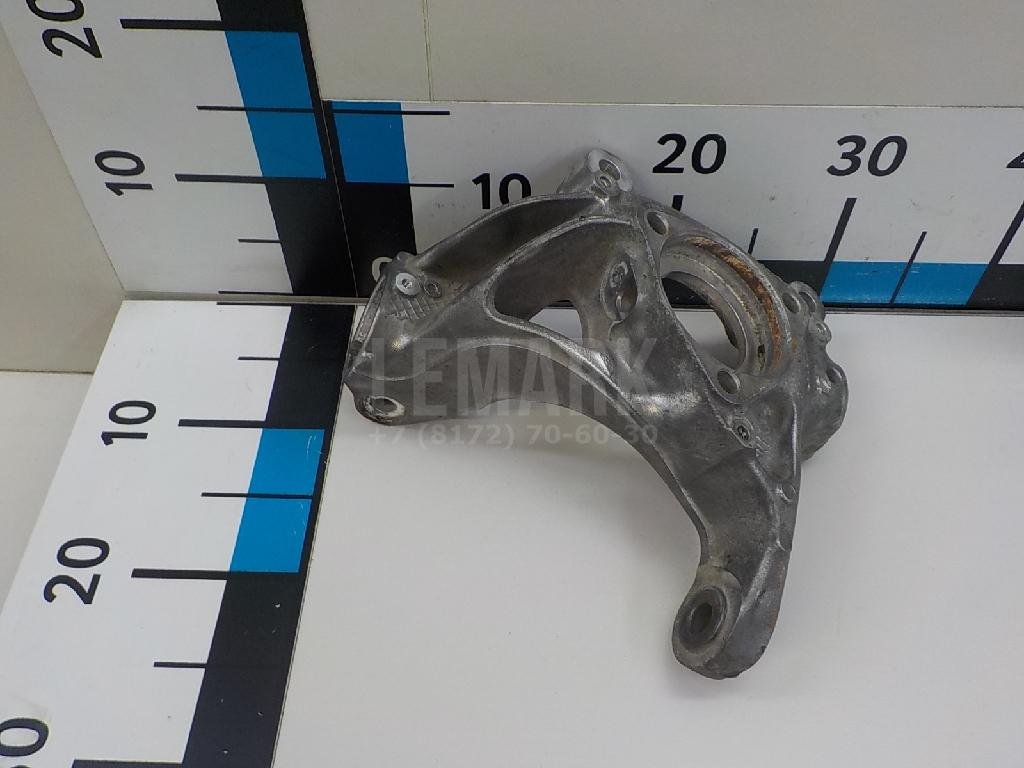 Кулак поворотный передний правый