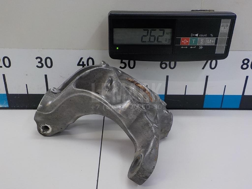 Кулак поворотный передний правый