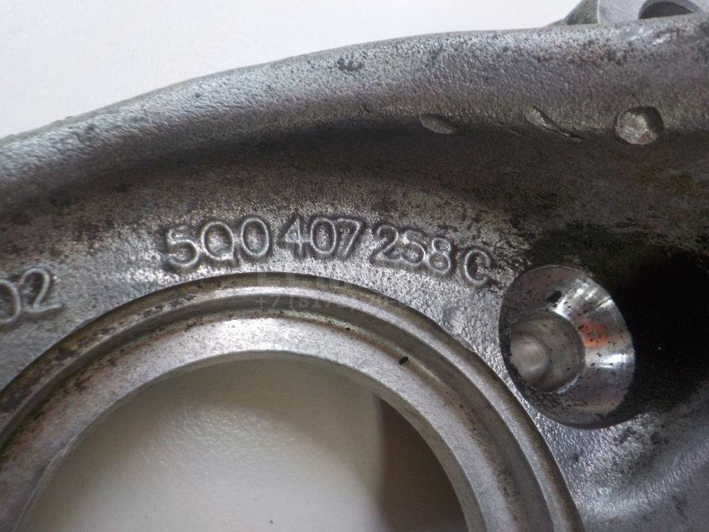 Кулак поворотный передний правый