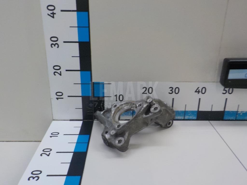 Кулак поворотный передний правый