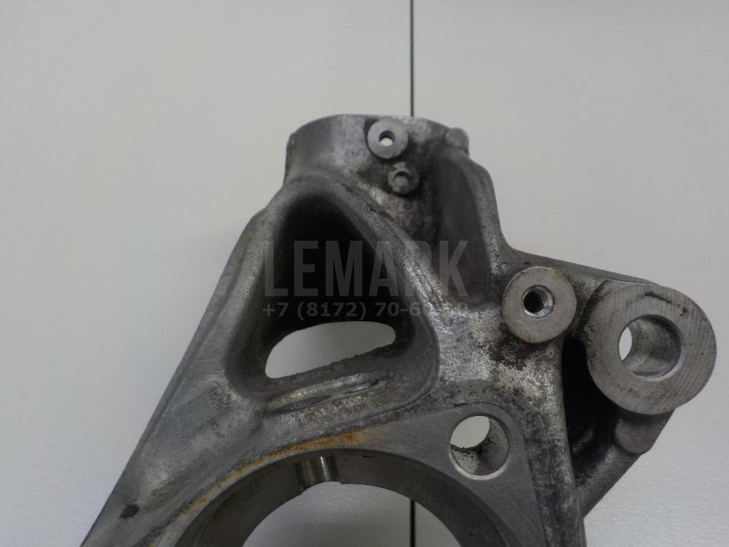 Кулак поворотный передний правый