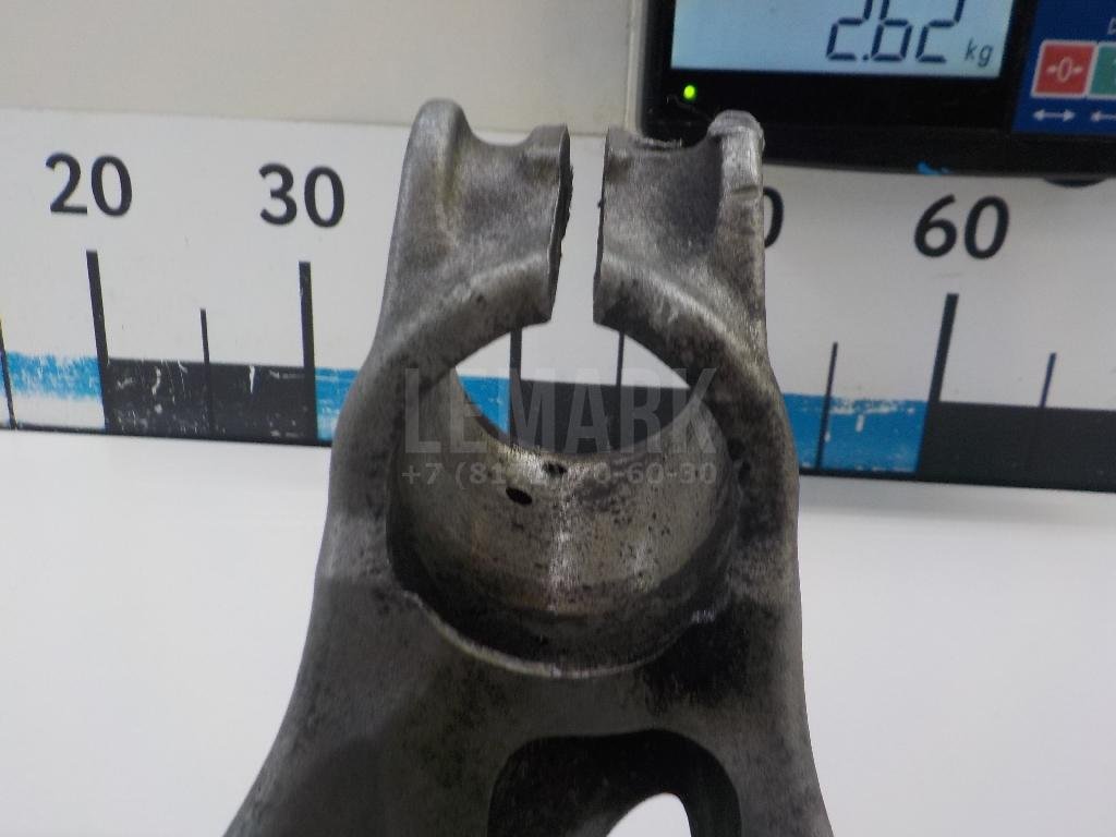 Кулак поворотный передний правый