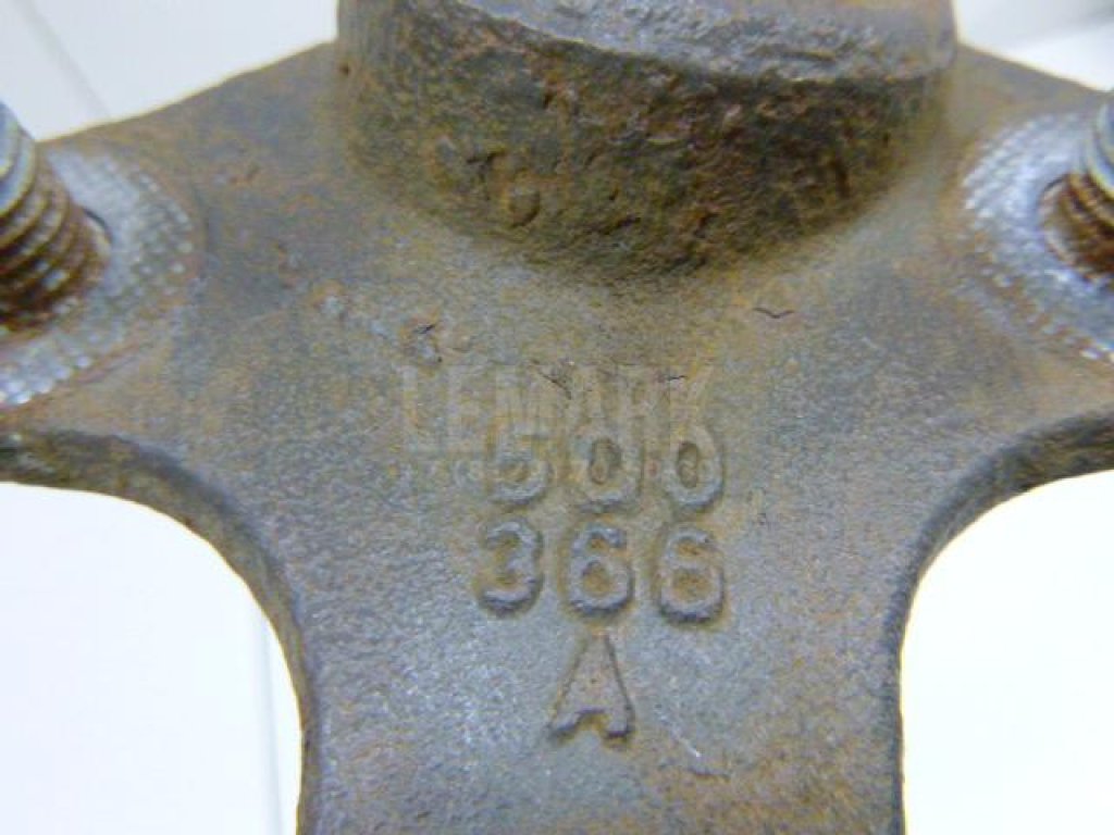 Опора шаровая правая передней подвески