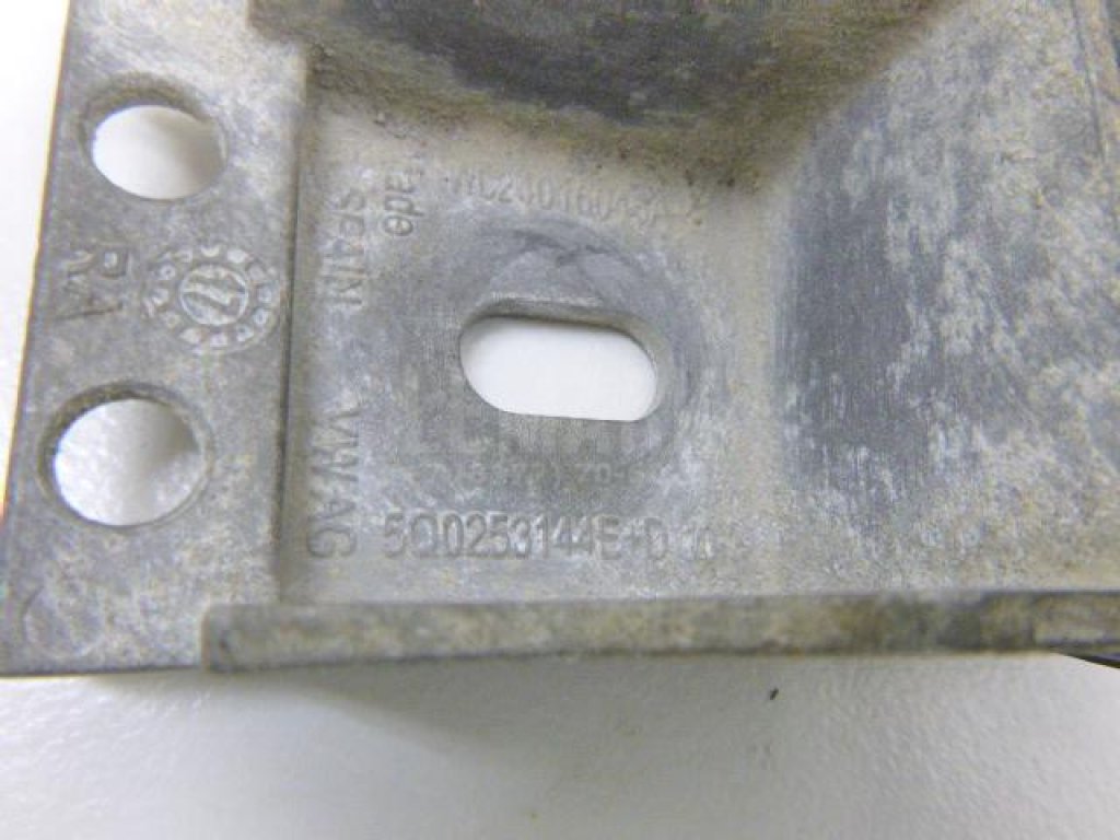 Кронштейн глушителя