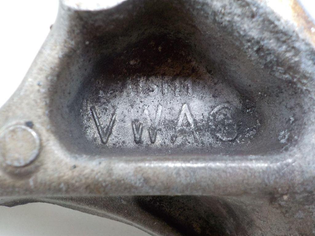 Кулак поворотный передний правый