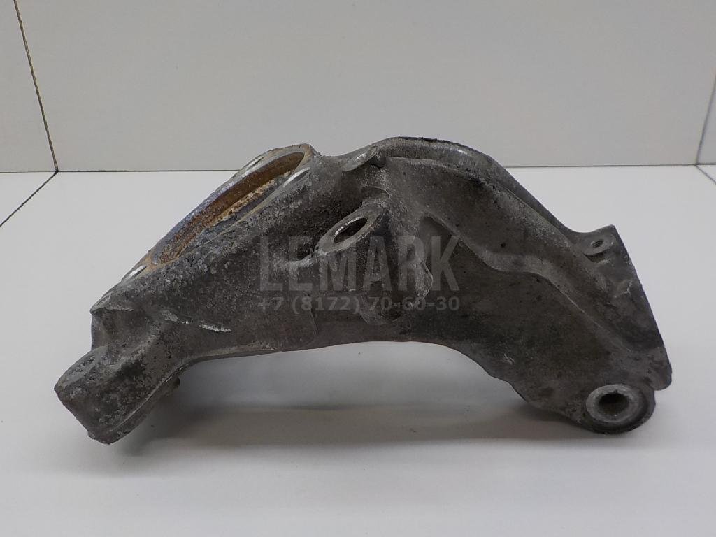 Кулак поворотный передний правый