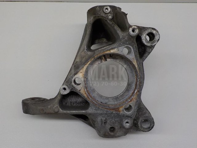 Кулак поворотный передний правый