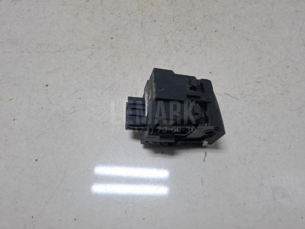 Кнопка фиксатора стояночного тормоза