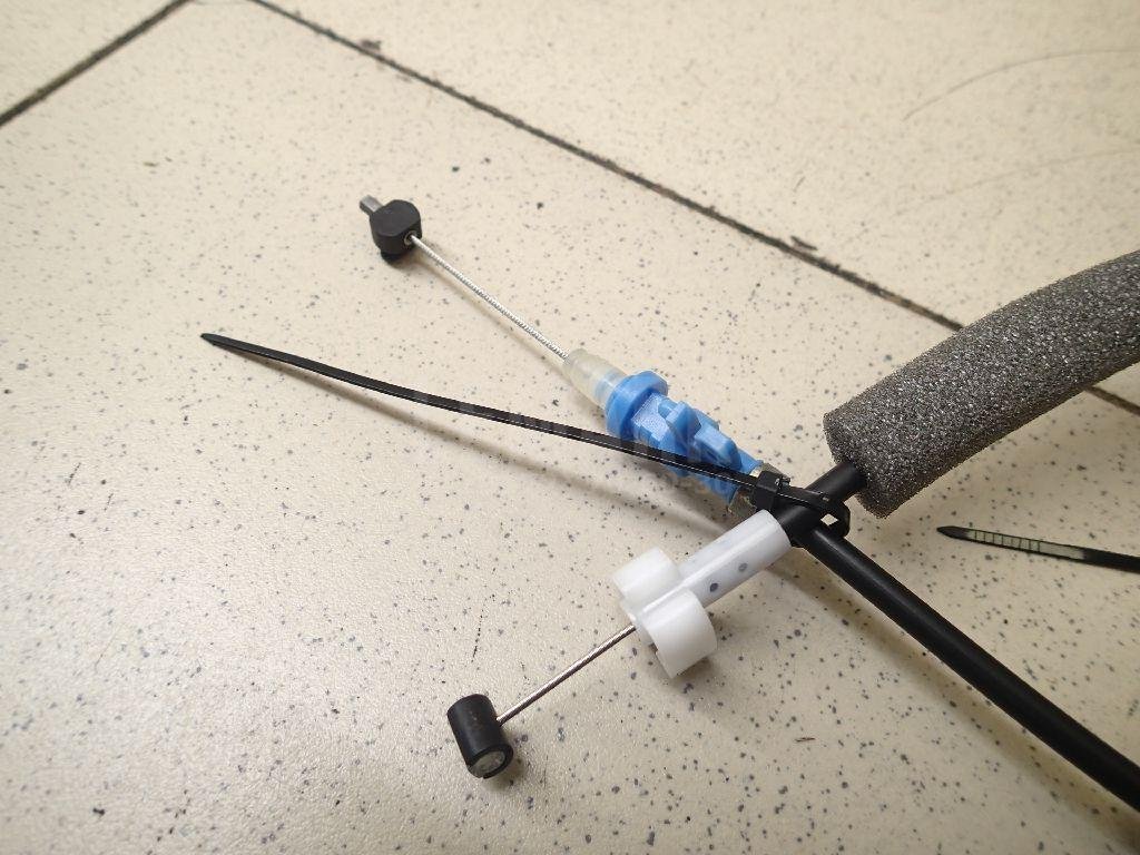 Трос открывания передней двери