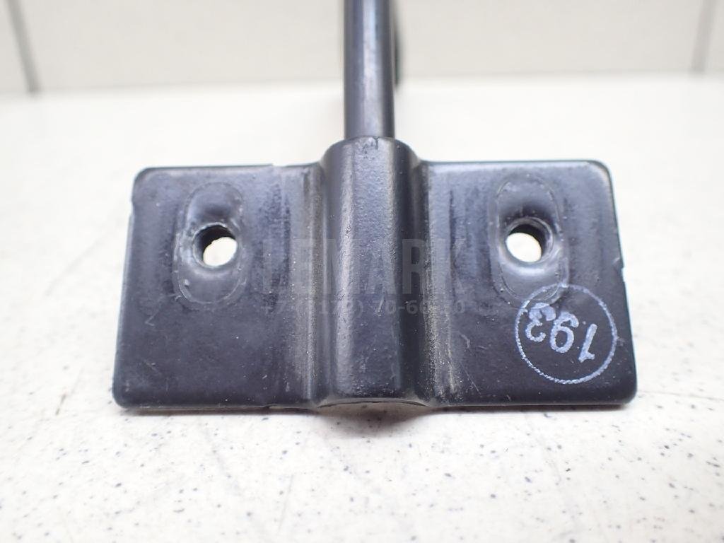 Крючок капота