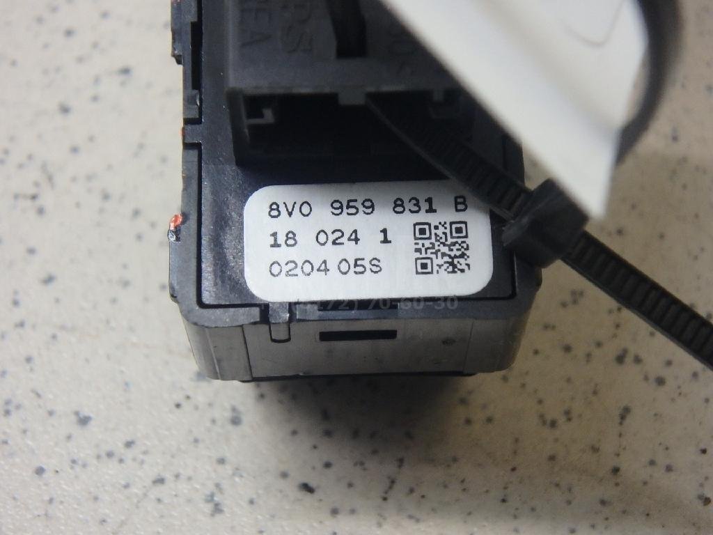 Кнопка открывания багажника