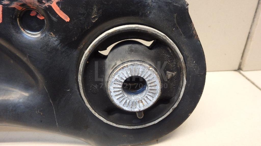 Рычаг передний правый