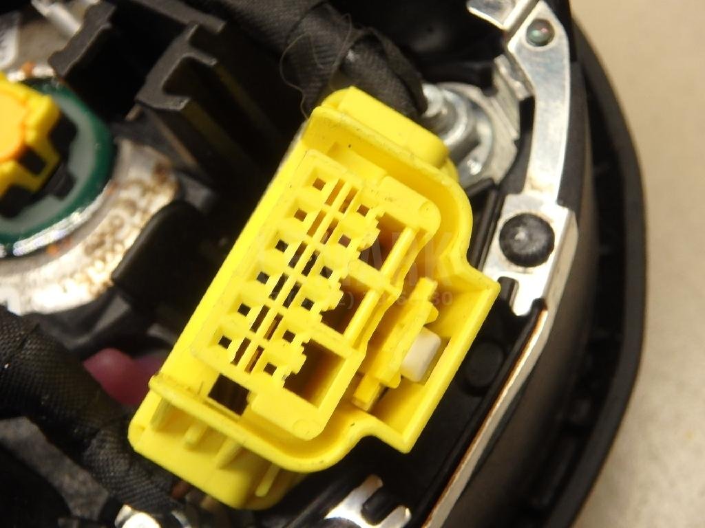 Подушка безопасности в рулевое колесо