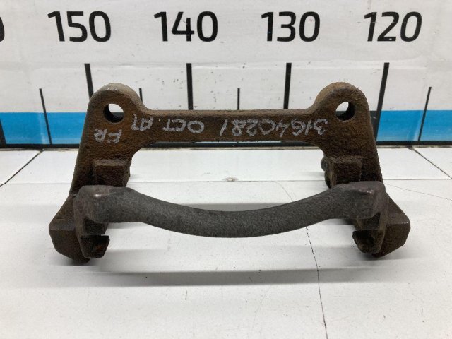 Скоба суппорта переднего левого