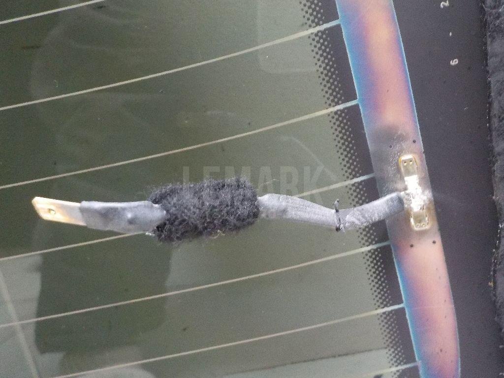 Стекло двери багажника