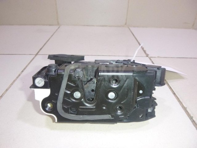 Замок двери задней левой