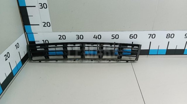 Решетка в бампер центральная