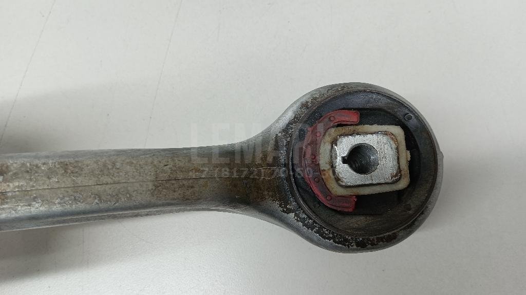 Рычаг передний нижний правый задний