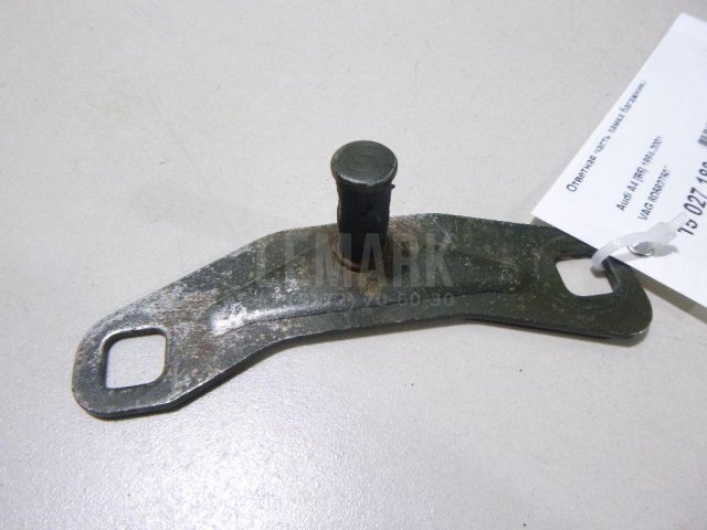 Ответная часть замка багажника