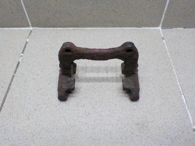 Скоба суппорта заднего