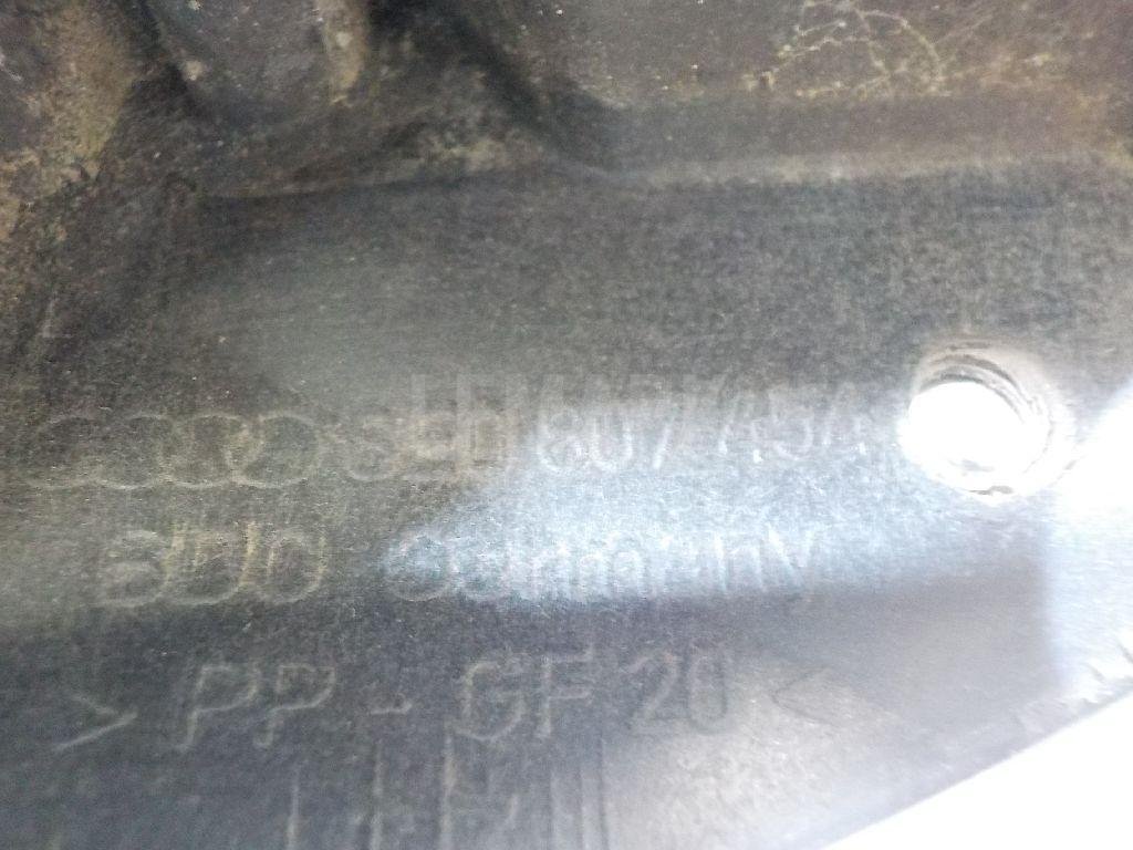 Направляющая заднего бампера правая