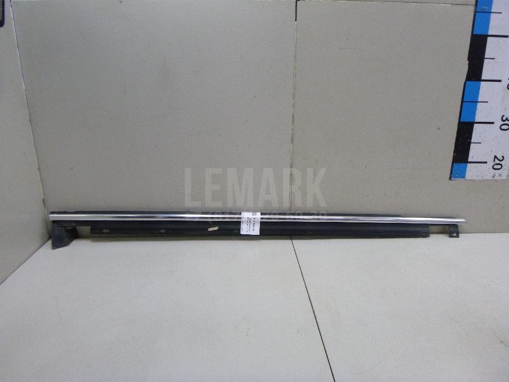 Накладка стекла переднего правого