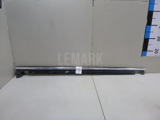 Накладка стекла переднего правого