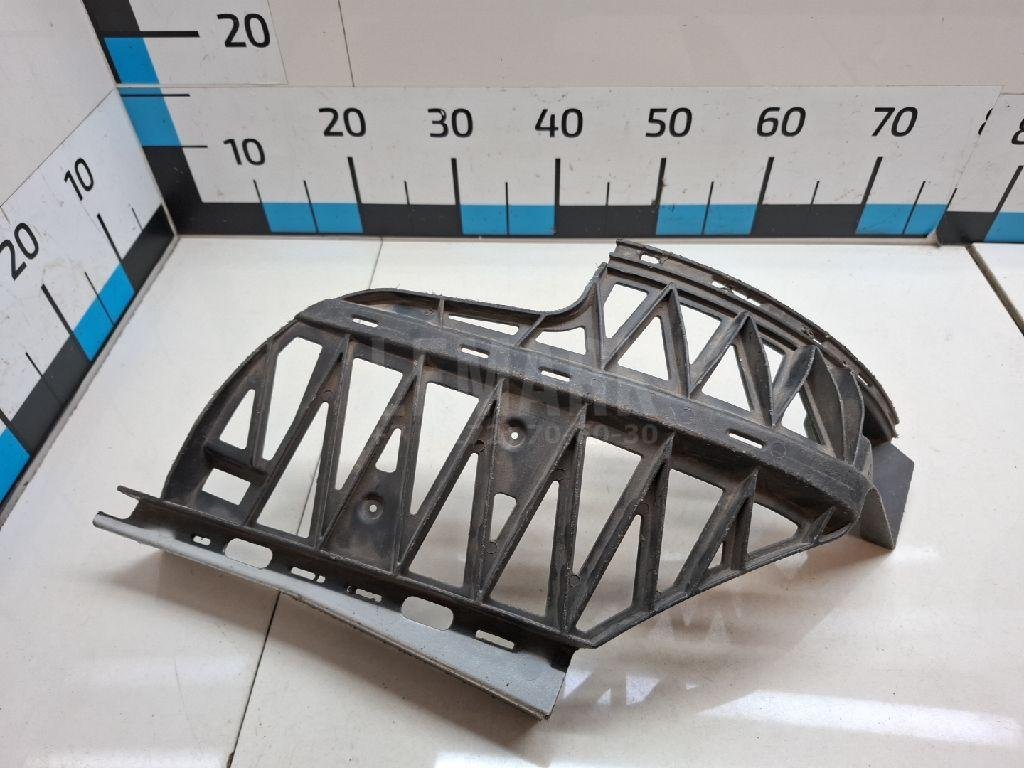 Направляющая заднего бампера левая