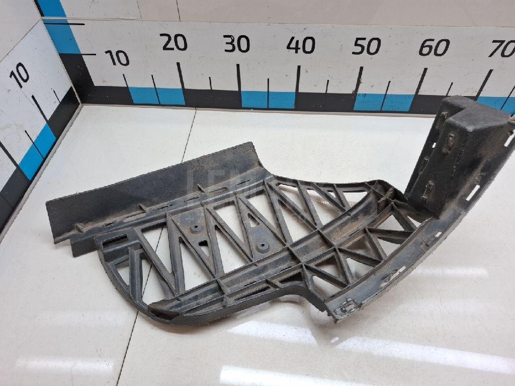 Направляющая заднего бампера левая