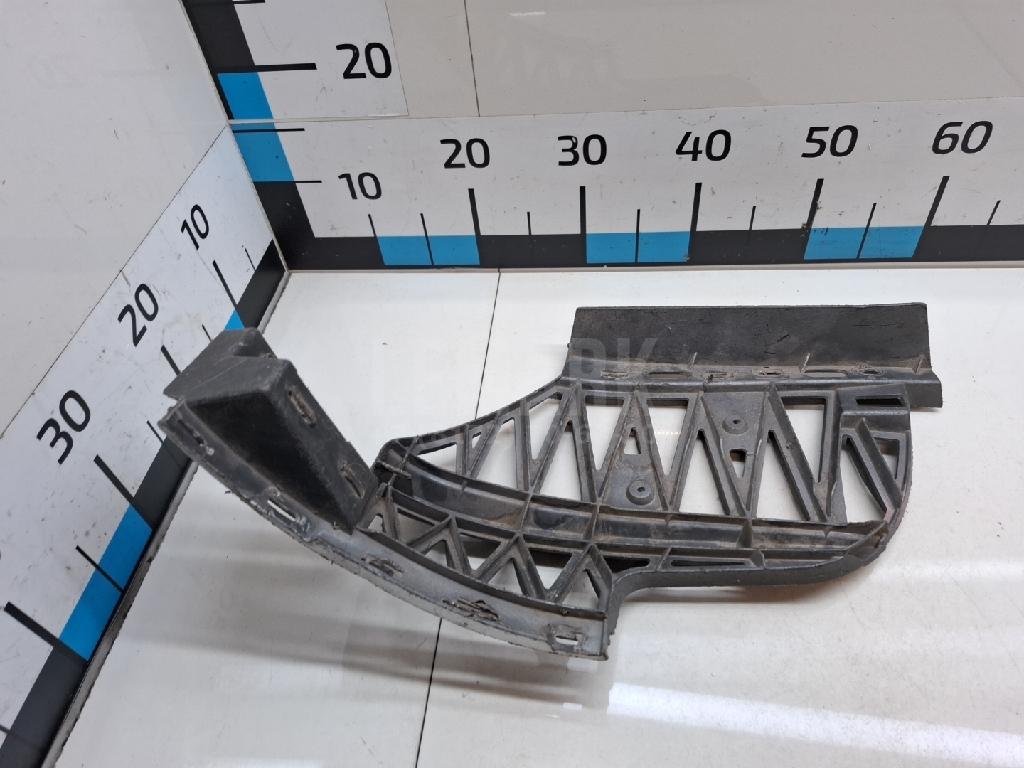 Направляющая заднего бампера правая