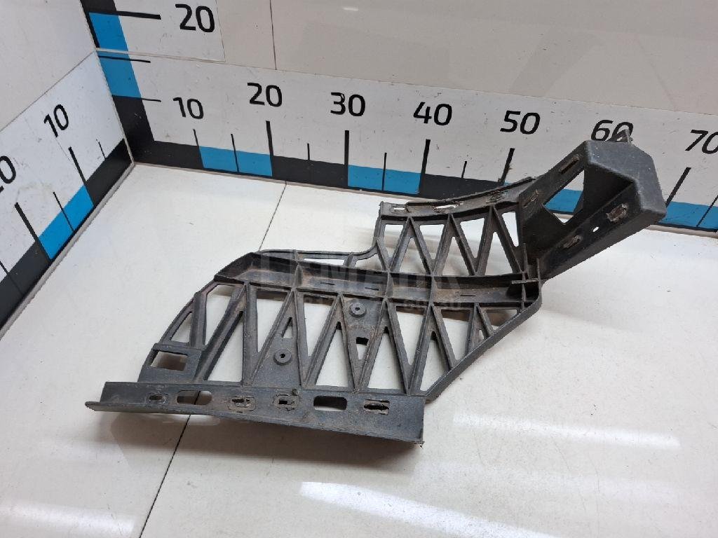 Направляющая заднего бампера правая