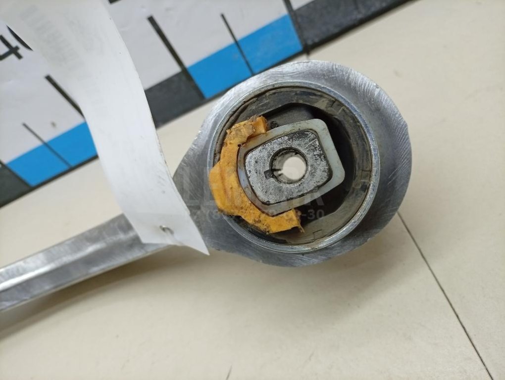 Рычаг передний нижний левый задний