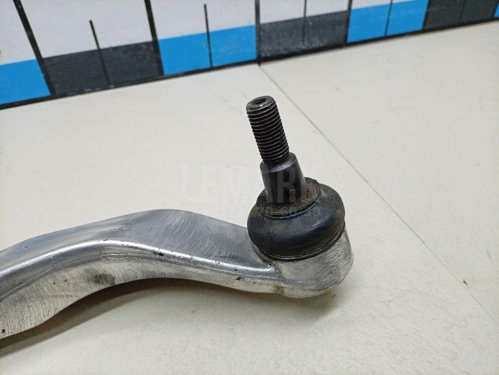 Рычаг передний нижний правый задний