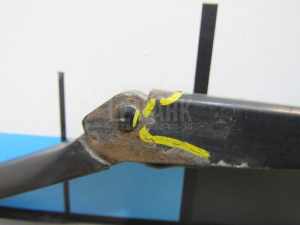 Поводок стеклоочистителя передний правый